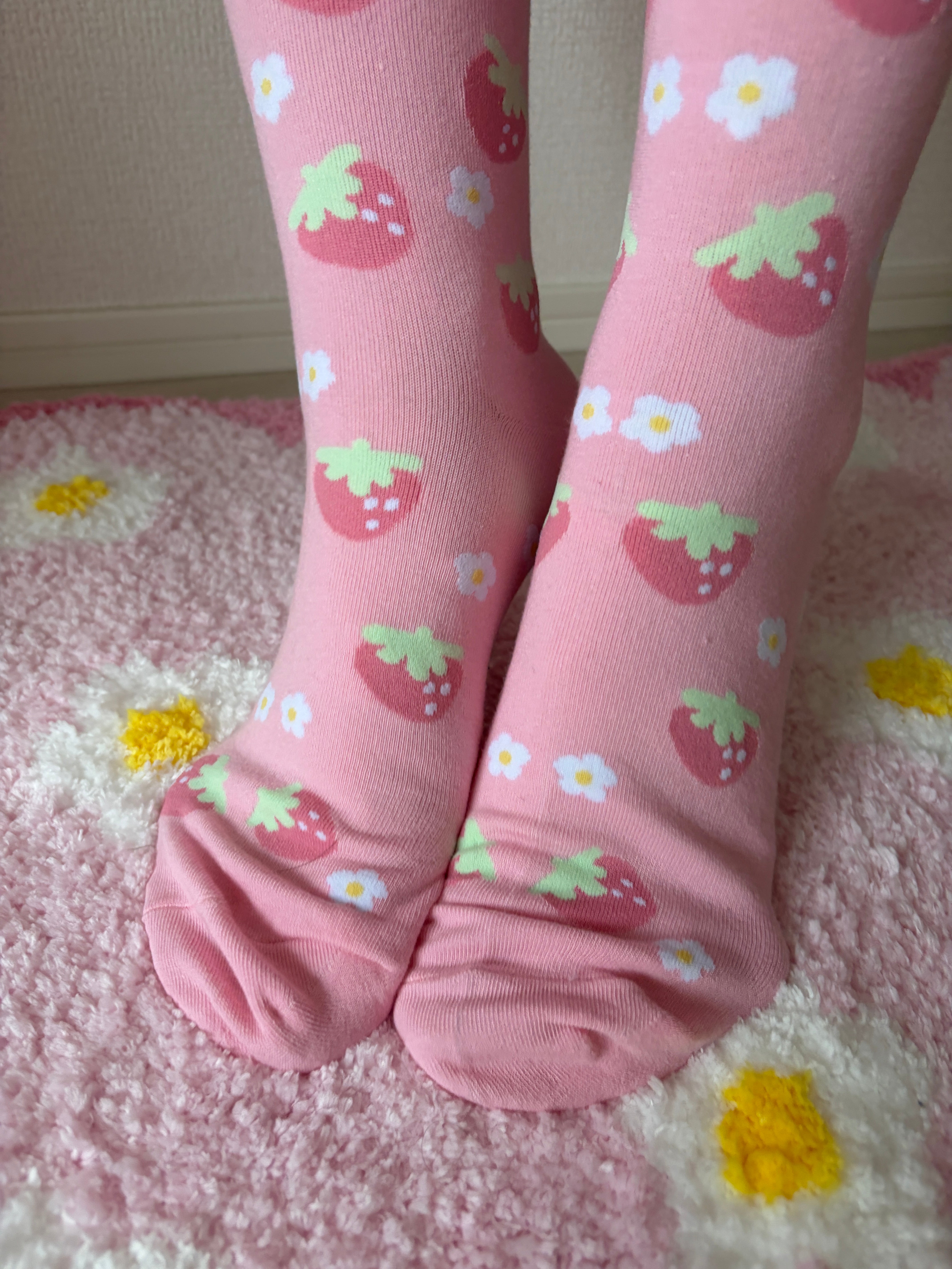 Sweet Strawberry Crew Socks (Pink) – Kawaii Aesthetic Hosiery