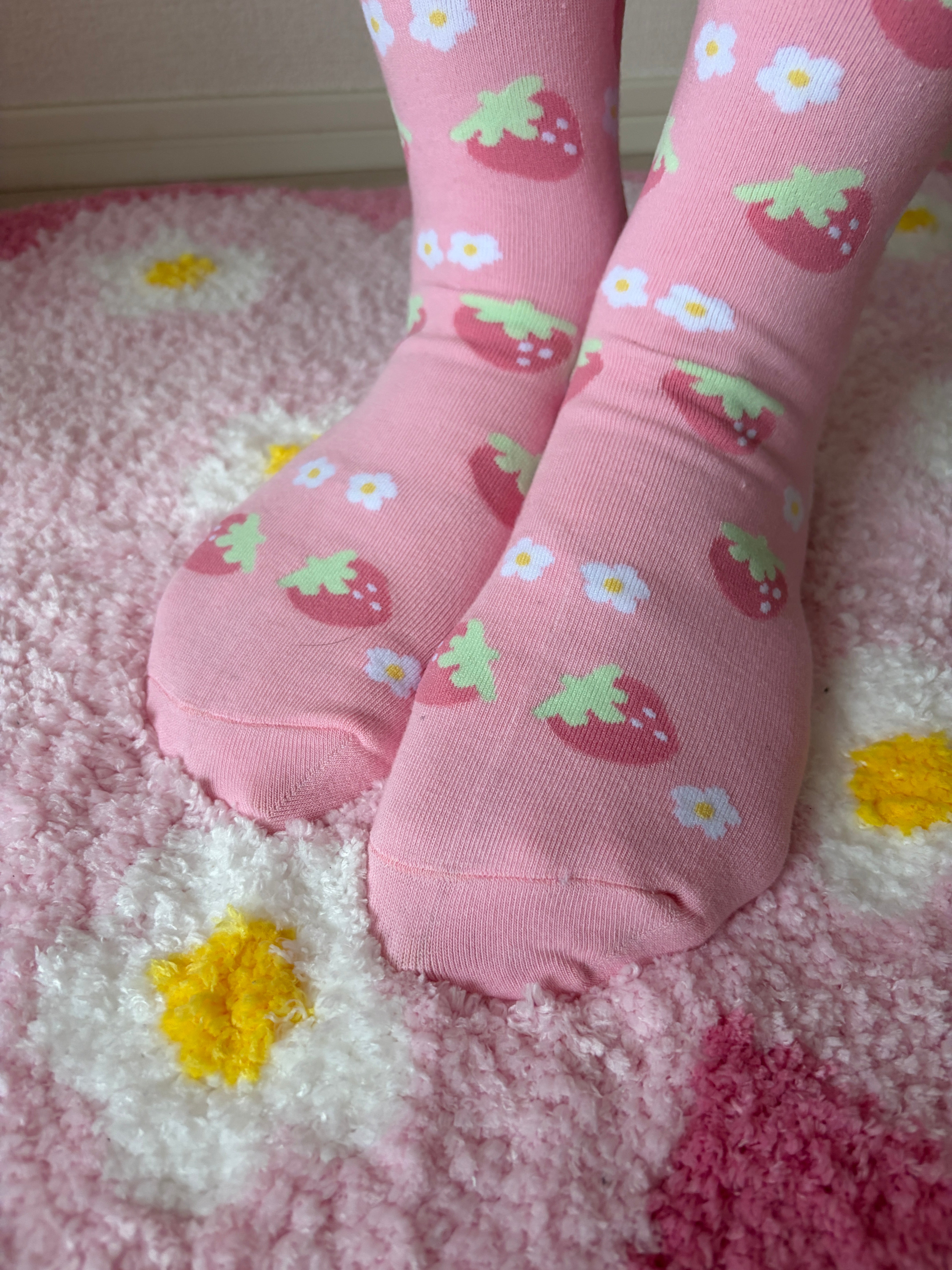Sweet Strawberry Crew Socks (Pink) – Kawaii Aesthetic Hosiery