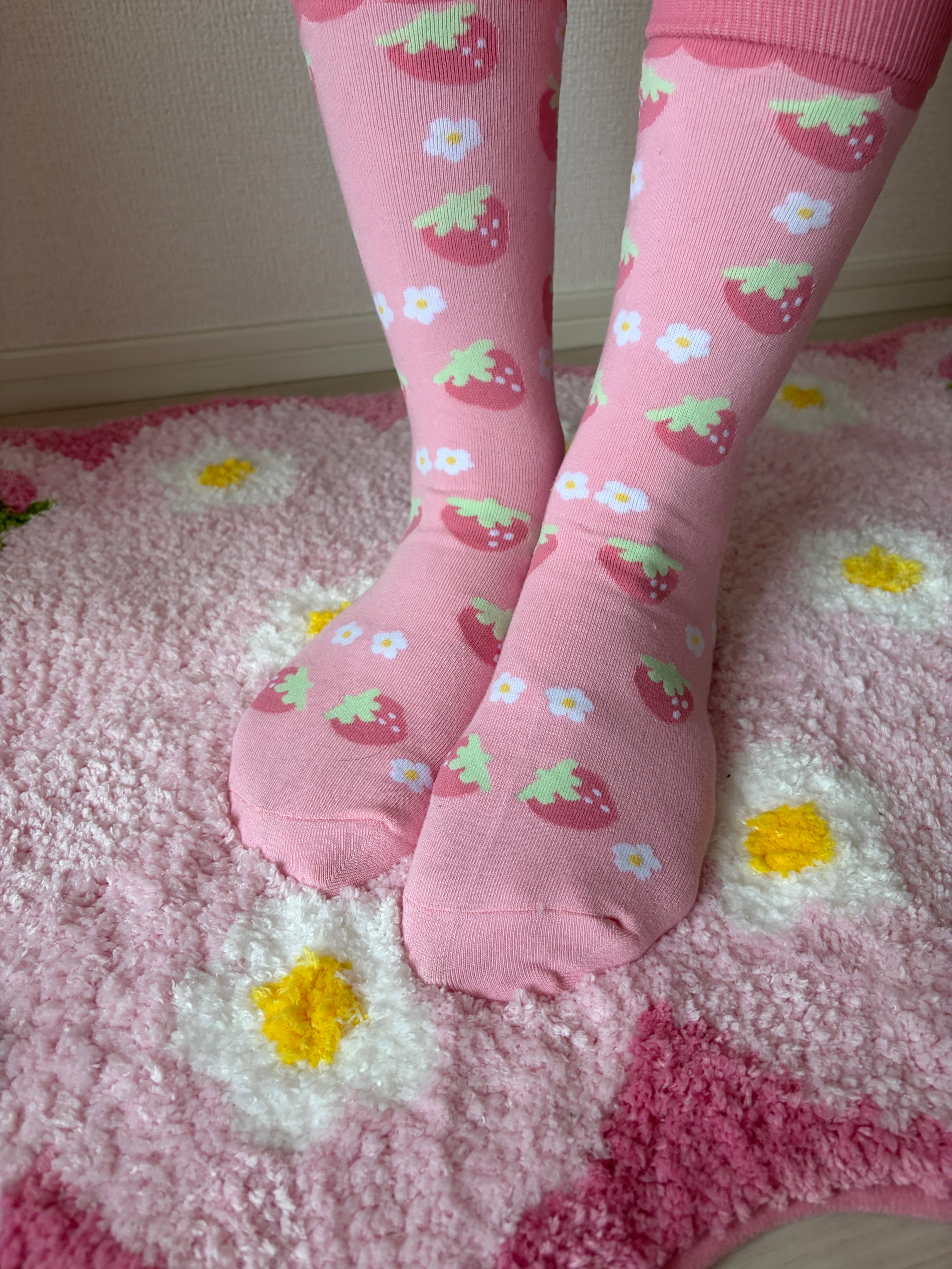 Sweet Strawberry Crew Socks (Pink) – Kawaii Aesthetic Hosiery