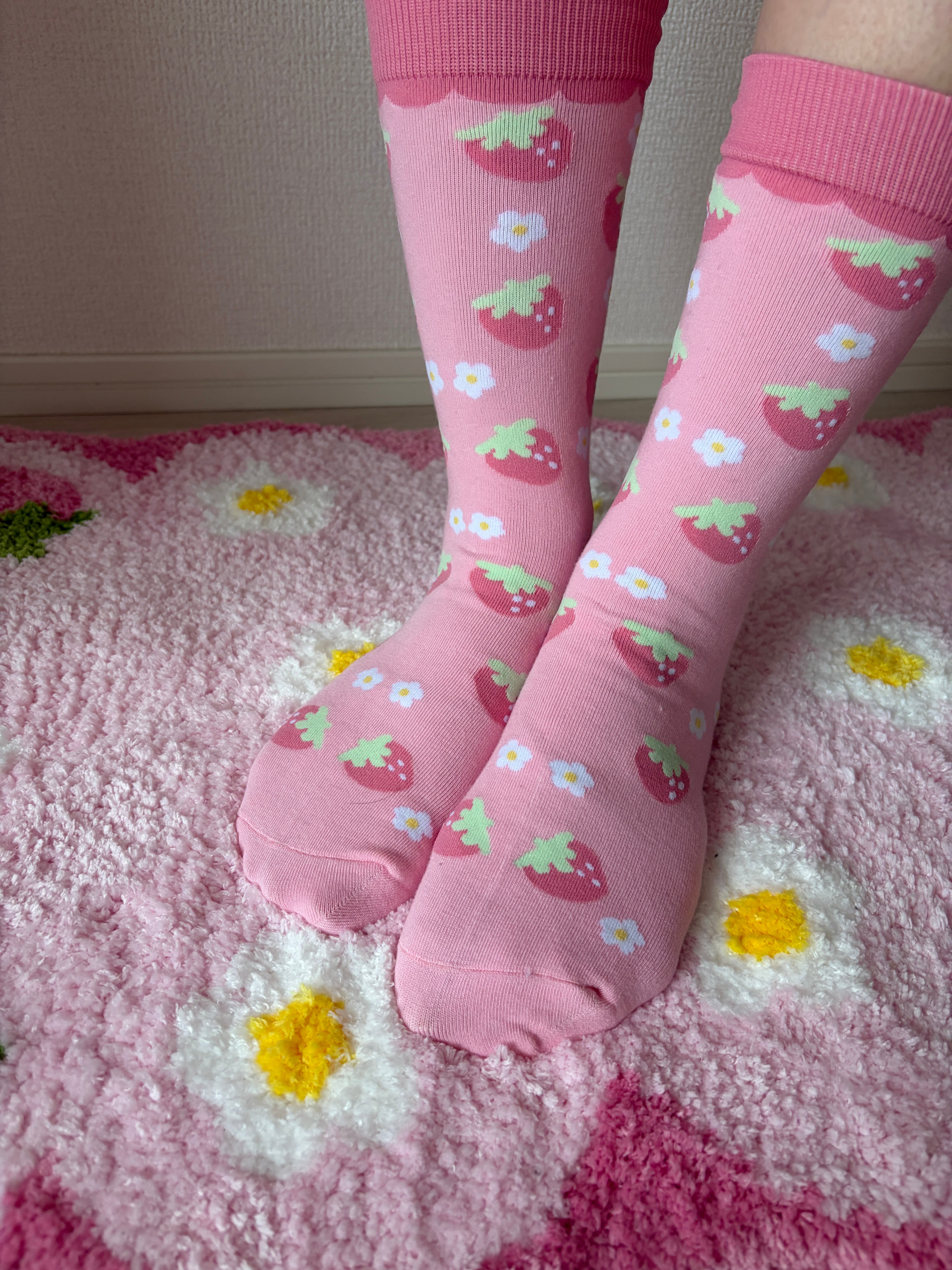 Sweet Strawberry Crew Socks (Pink) – Kawaii Aesthetic Hosiery