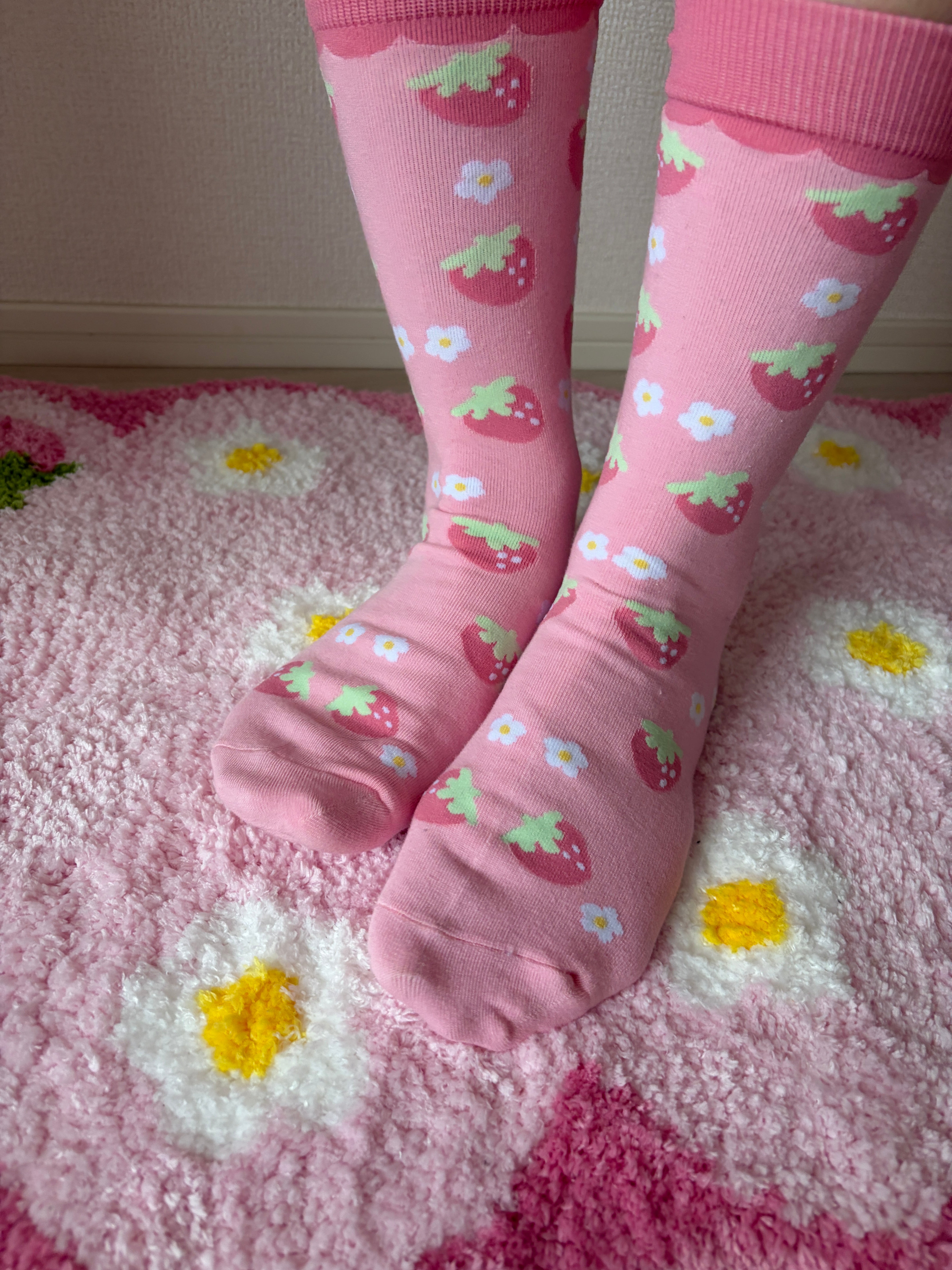 Sweet Strawberry Crew Socks (Pink) – Kawaii Aesthetic Hosiery