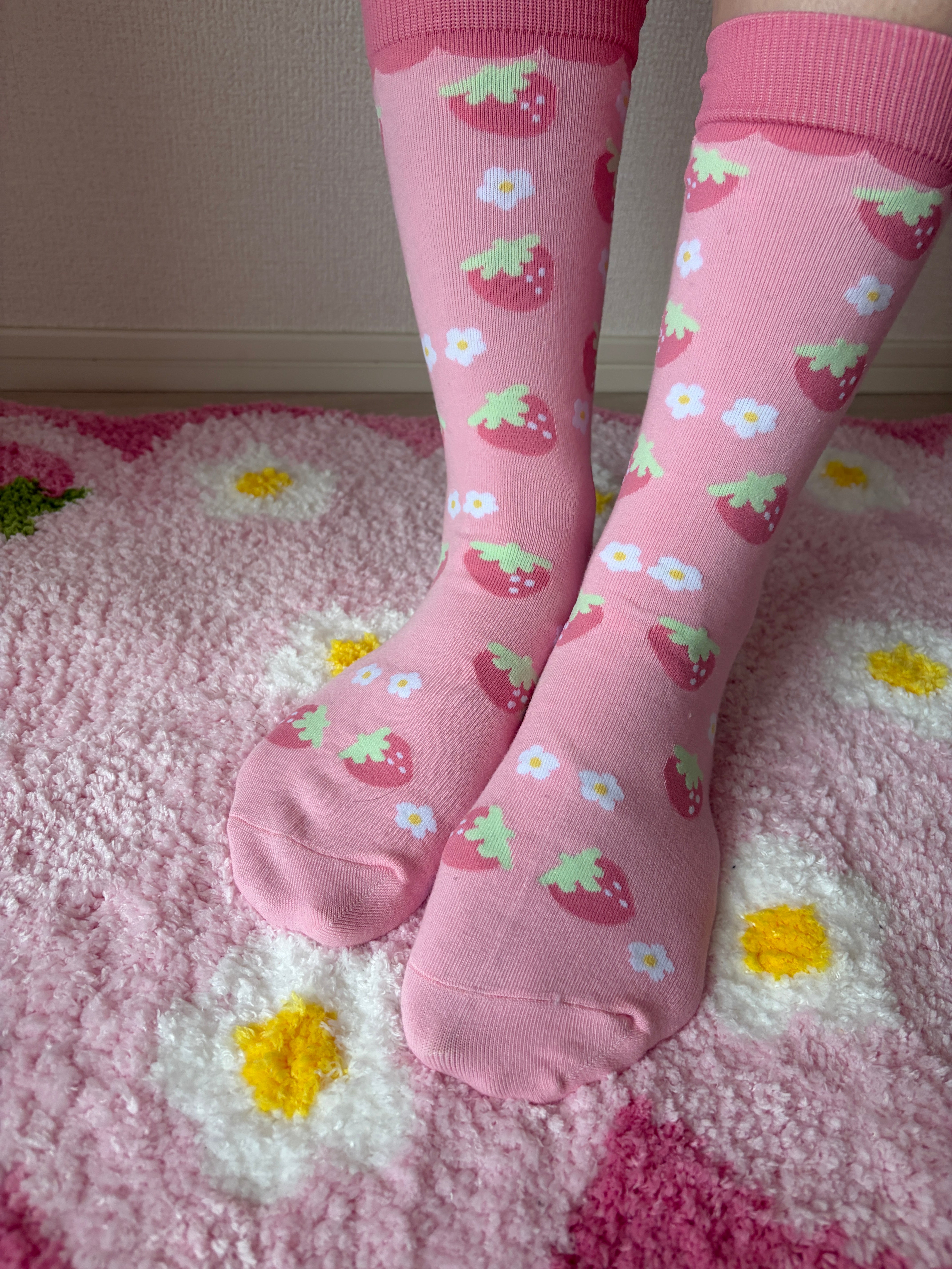 Sweet Strawberry Crew Socks (Pink) – Kawaii Aesthetic Hosiery