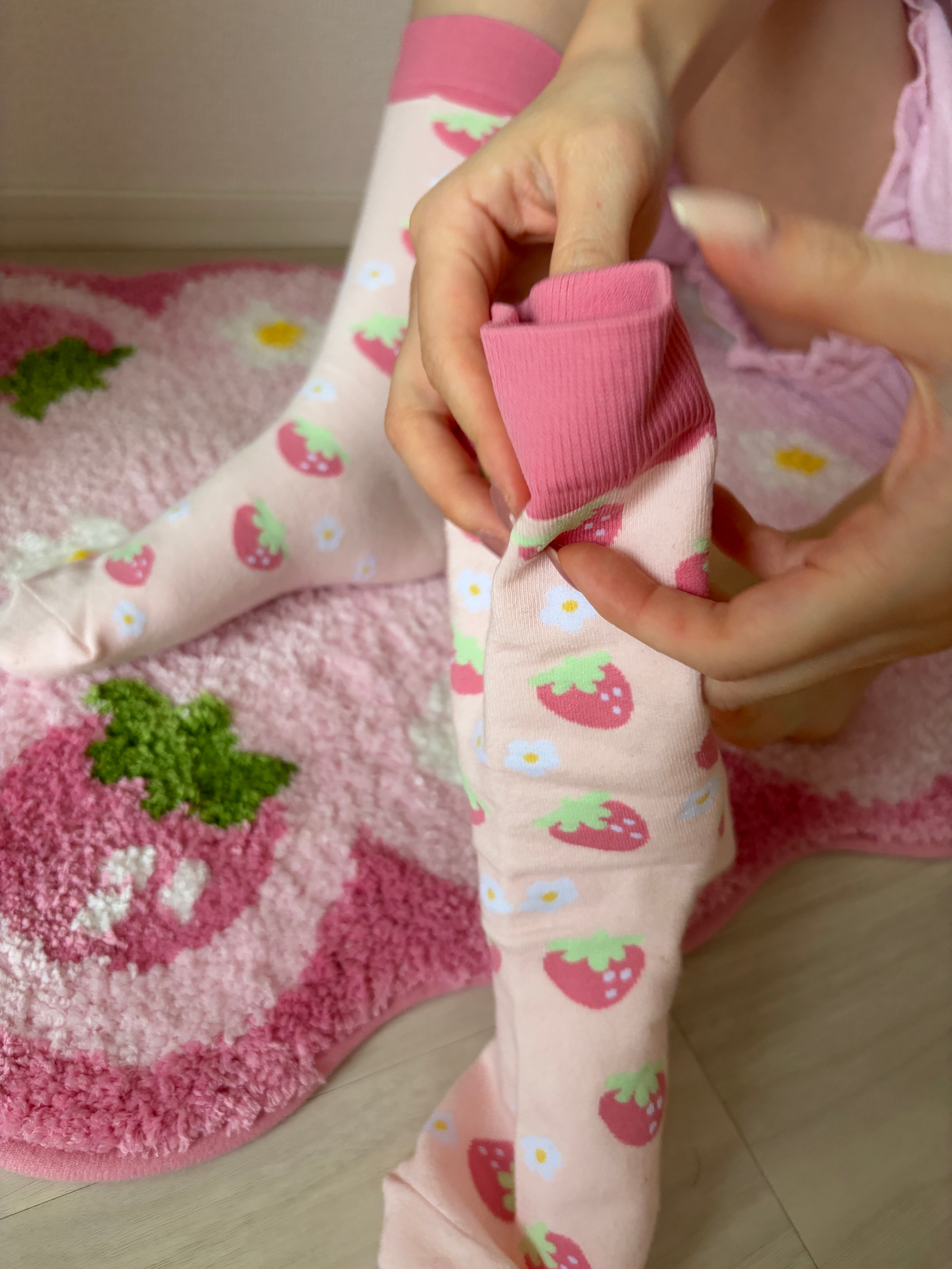 Sweet Strawberry Crew Socks (White) – Kawaii Aesthetic Hosiery