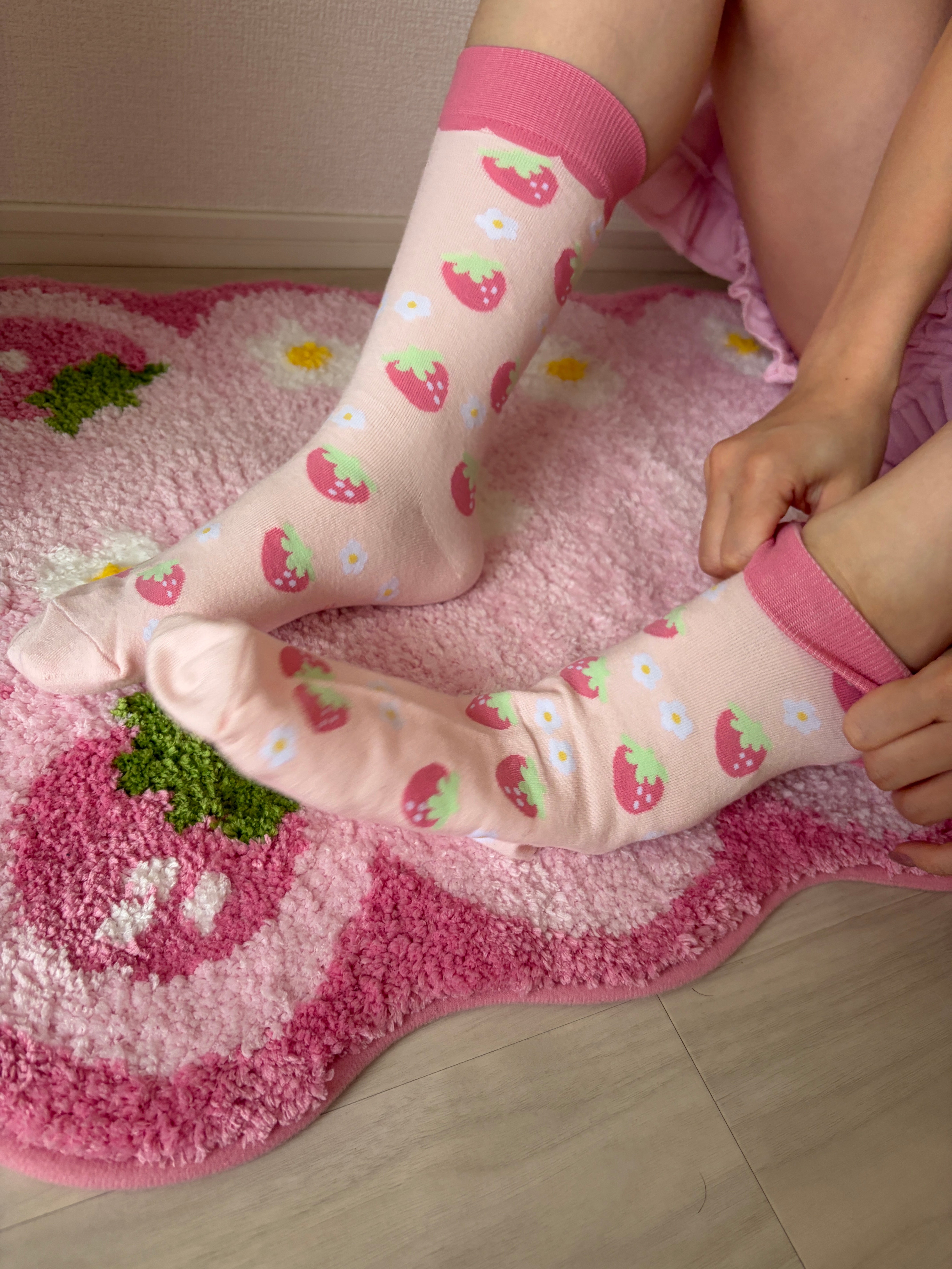 Sweet Strawberry Crew Socks (White) – Kawaii Aesthetic Hosiery