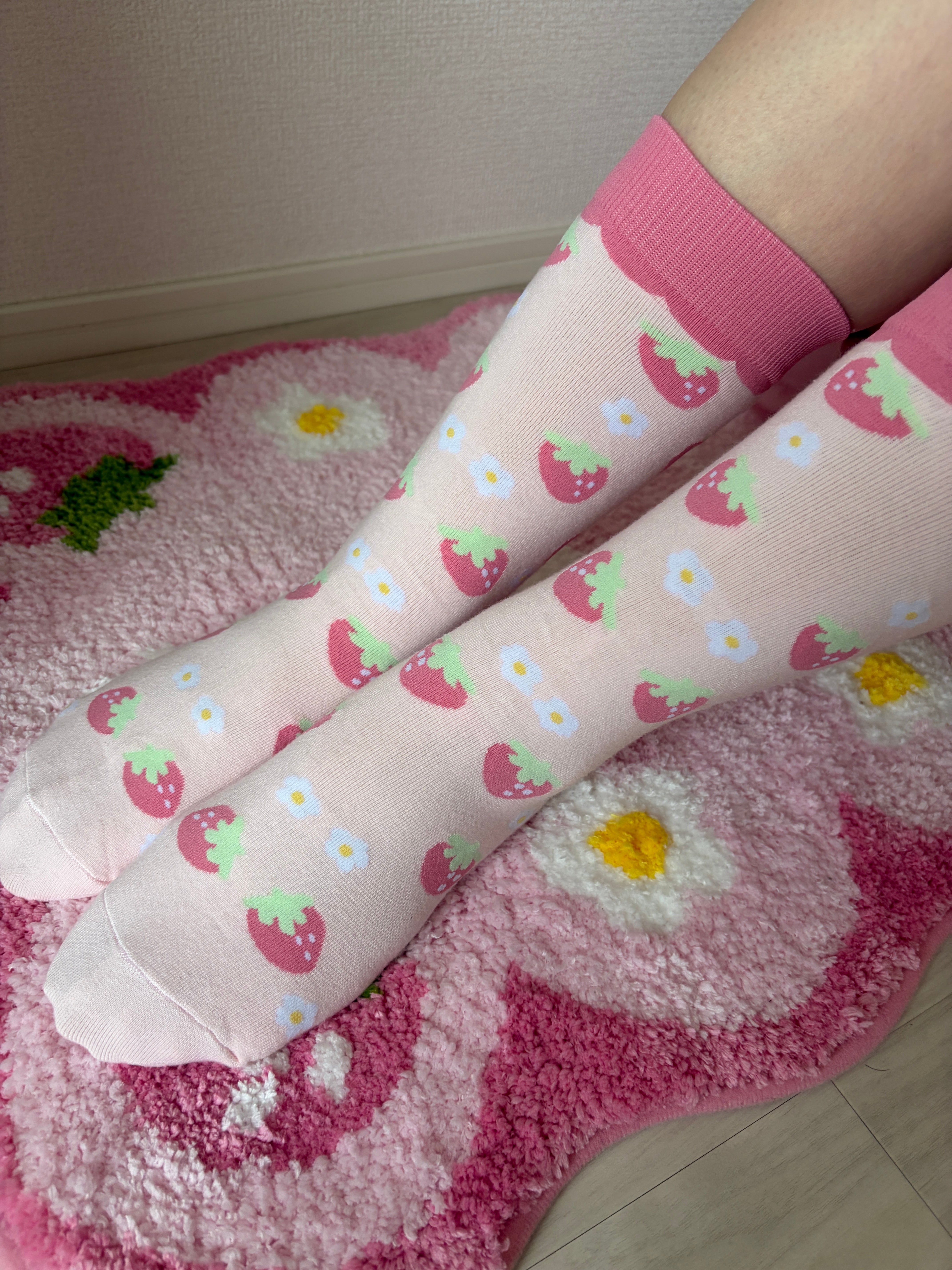Sweet Strawberry Crew Socks (White) – Kawaii Aesthetic Hosiery