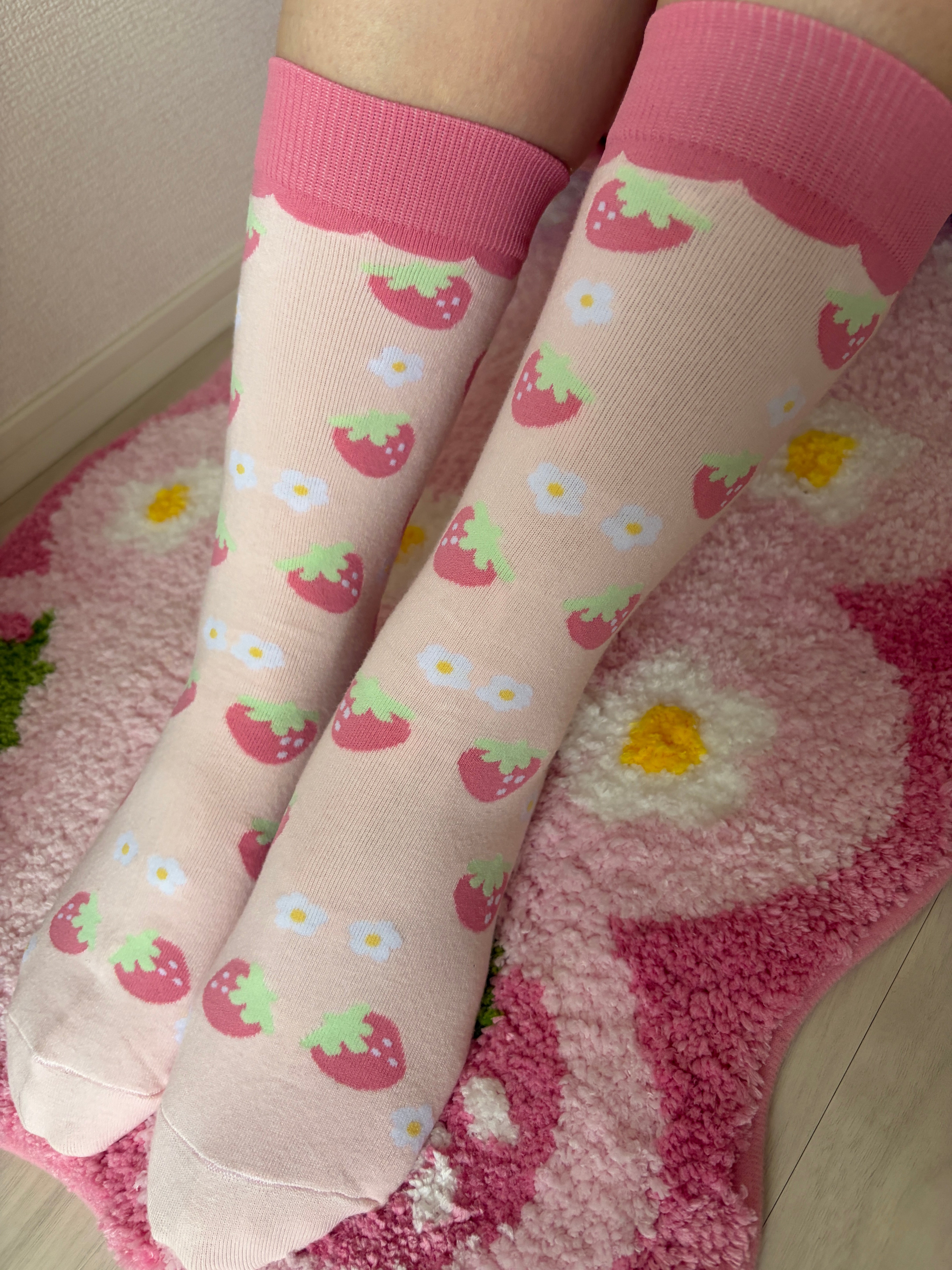Sweet Strawberry Crew Socks (White) – Kawaii Aesthetic Hosiery