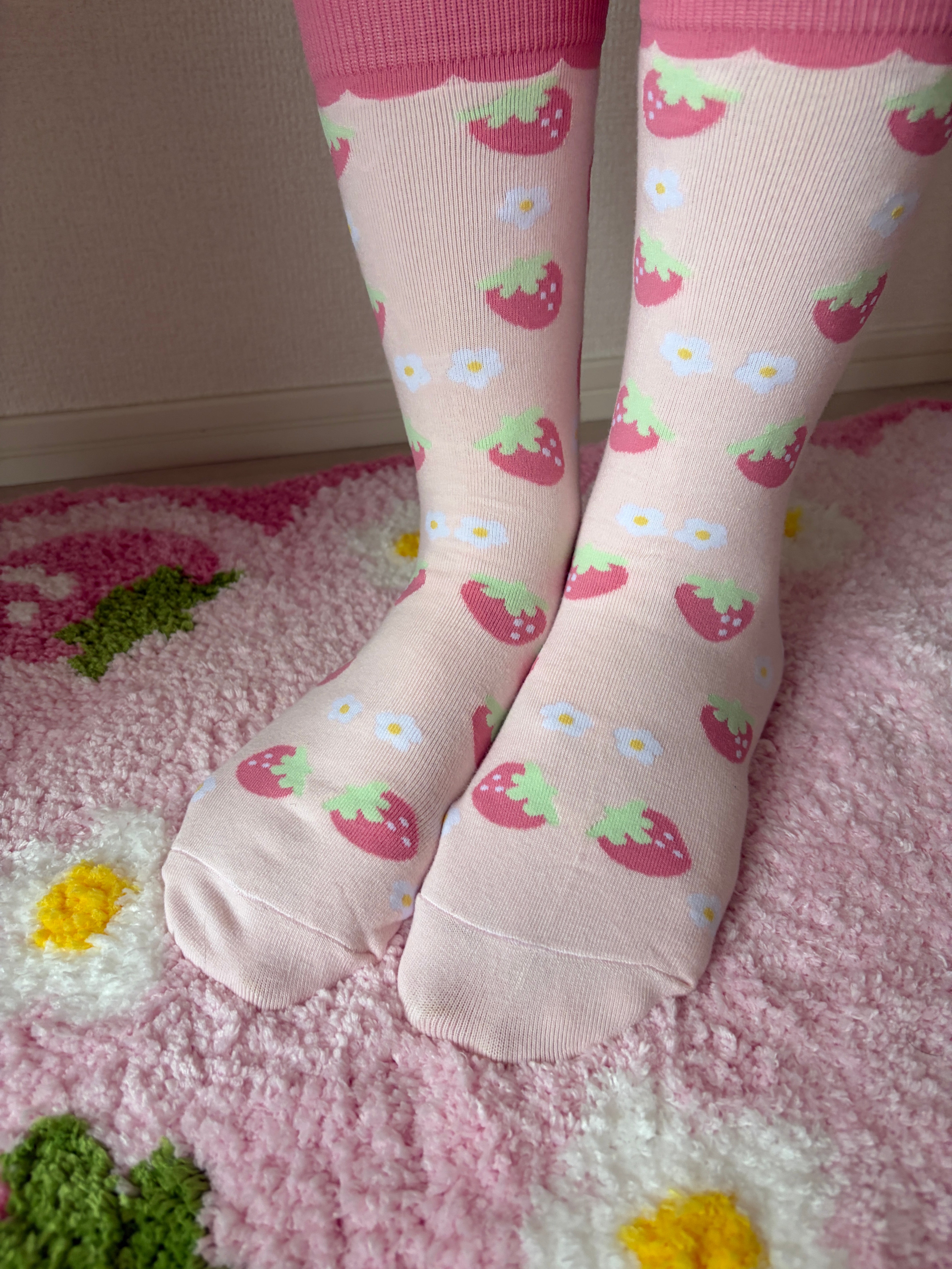 Sweet Strawberry Crew Socks (White) – Kawaii Aesthetic Hosiery