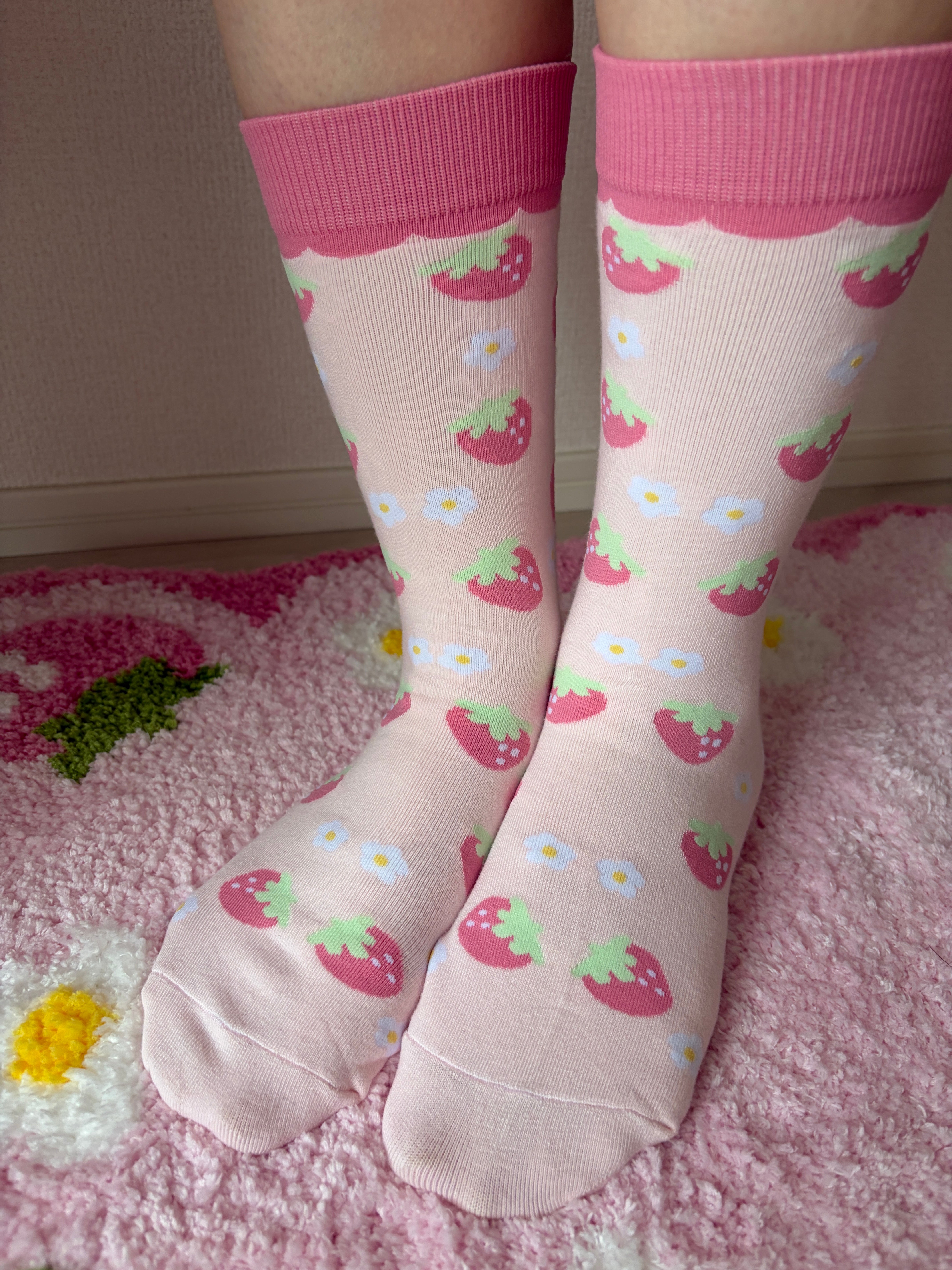 Sweet Strawberry Crew Socks (White) – Kawaii Aesthetic Hosiery