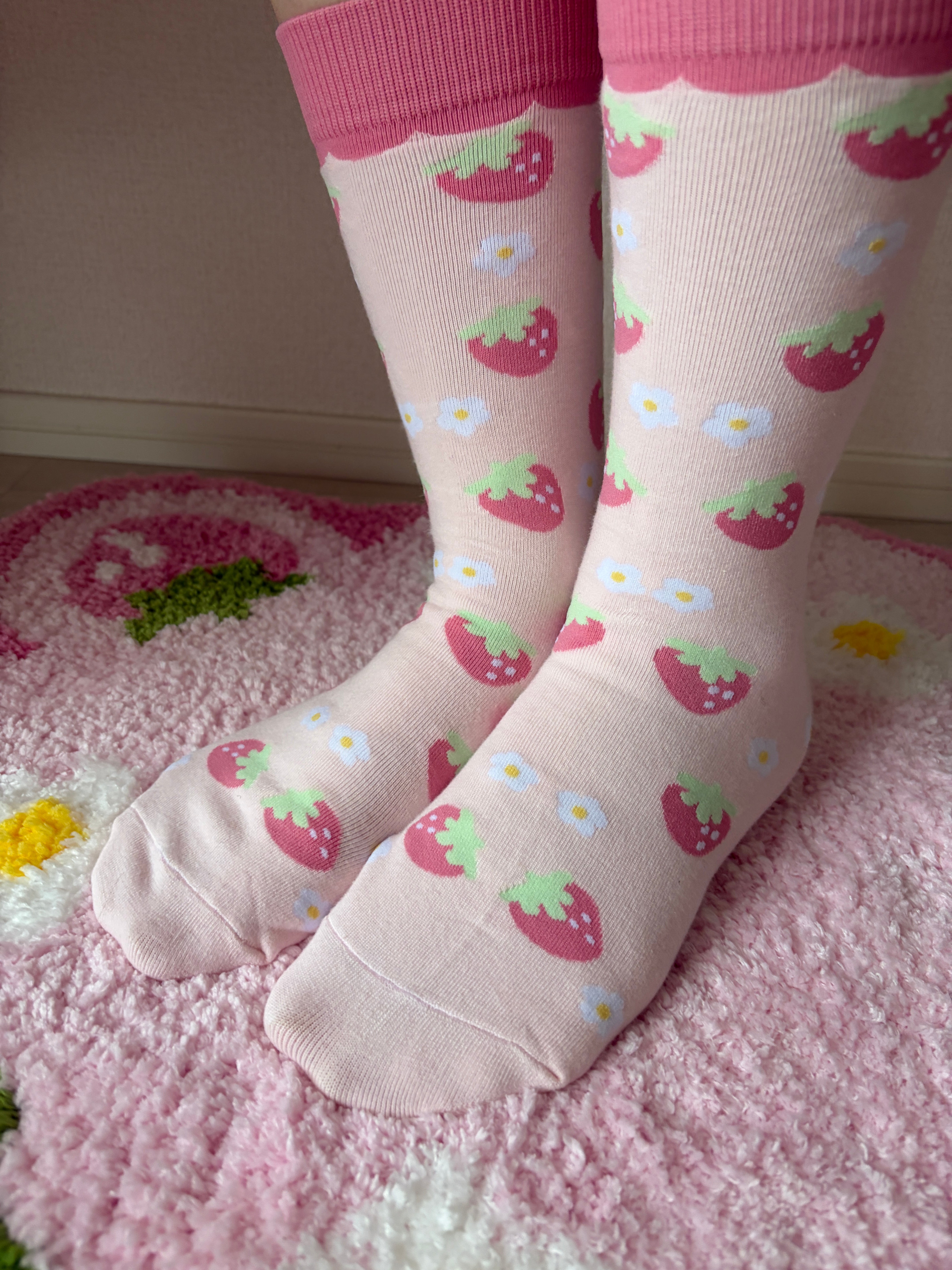 Sweet Strawberry Crew Socks (White) – Kawaii Aesthetic Hosiery