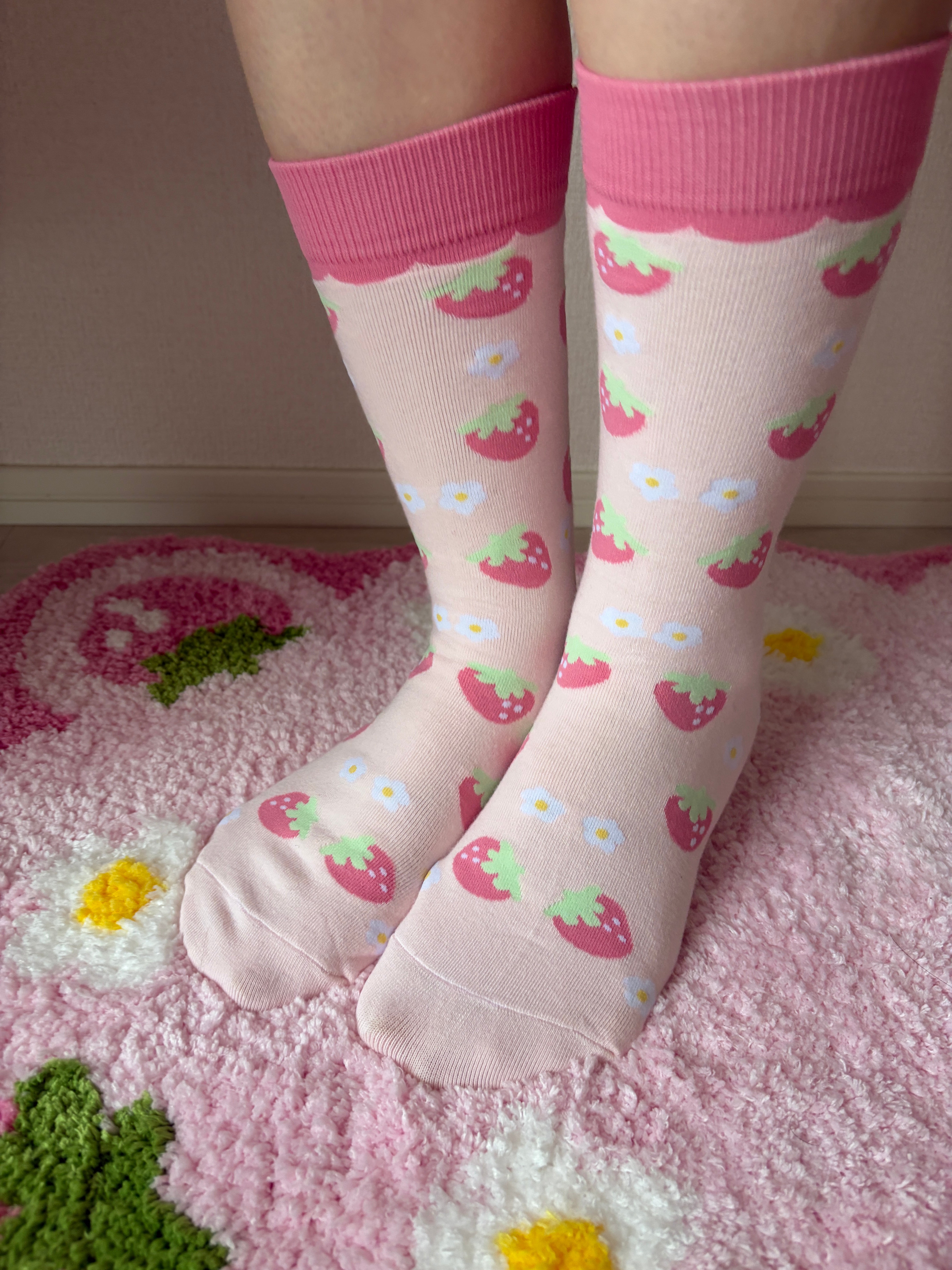 Sweet Strawberry Crew Socks (White) – Kawaii Aesthetic Hosiery